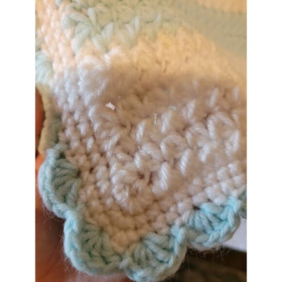 30 x 34 Vintage Handmade Baby Quilt Blue and White - Picture 2 of 3